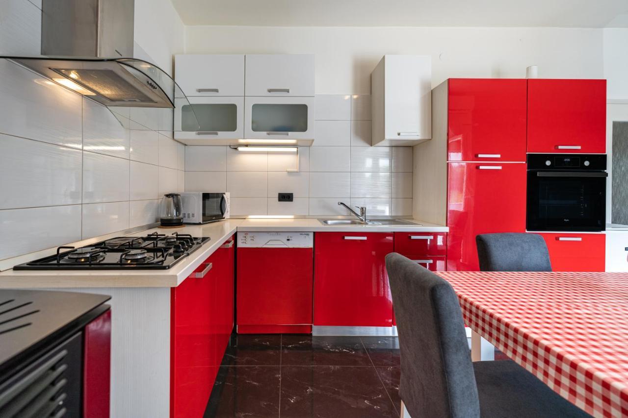 Apartment A & J เพทรอซาเน ภายนอก รูปภาพ