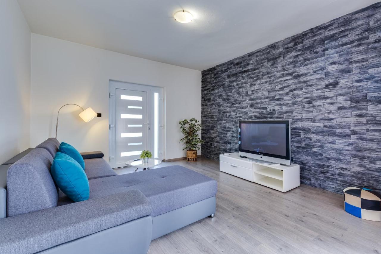 Apartment A & J เพทรอซาเน ภายนอก รูปภาพ