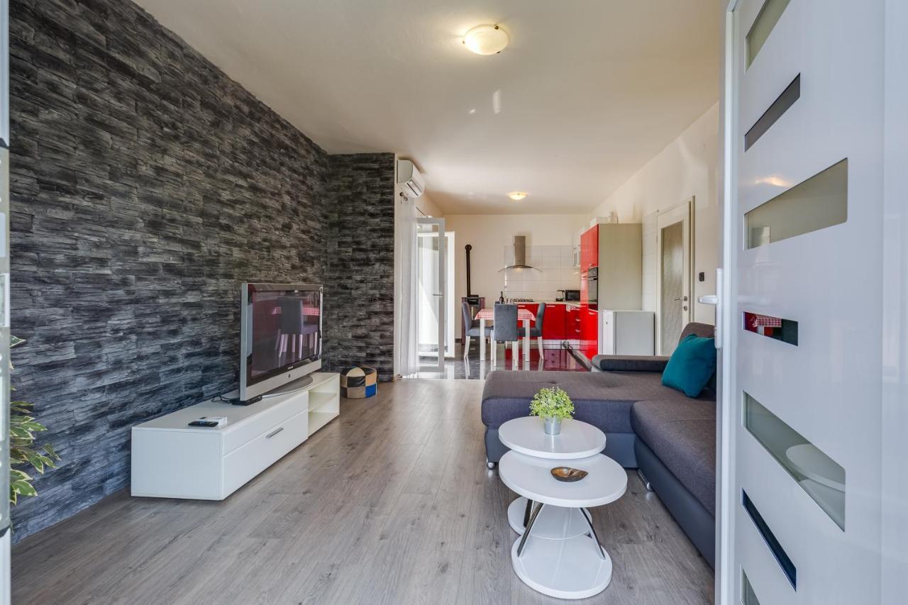 Apartment A & J เพทรอซาเน ภายนอก รูปภาพ